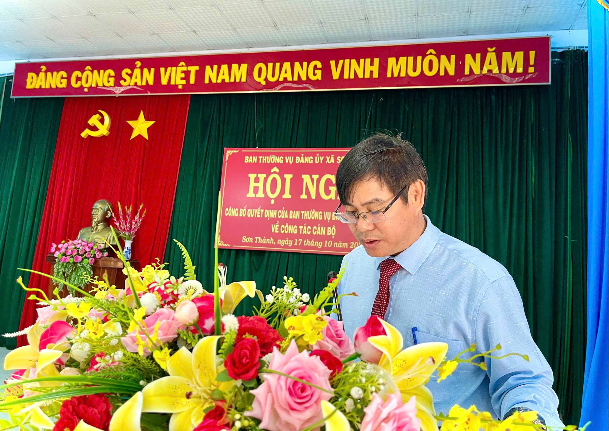 XÃ SƠN THÀNH CÔNG BỐ QUYẾT ĐỊNH CỦA BAN THƯỜNG VỤ ĐẢNG ỦY, QUYẾT ĐỊNH UBND XÃ VỀ CÔNG TÁC CÁN BỘ